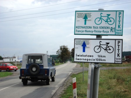 Bordjes met fietsaanduidingen en R1-bewegwijzering zijn nog een uitzondering in Polen.